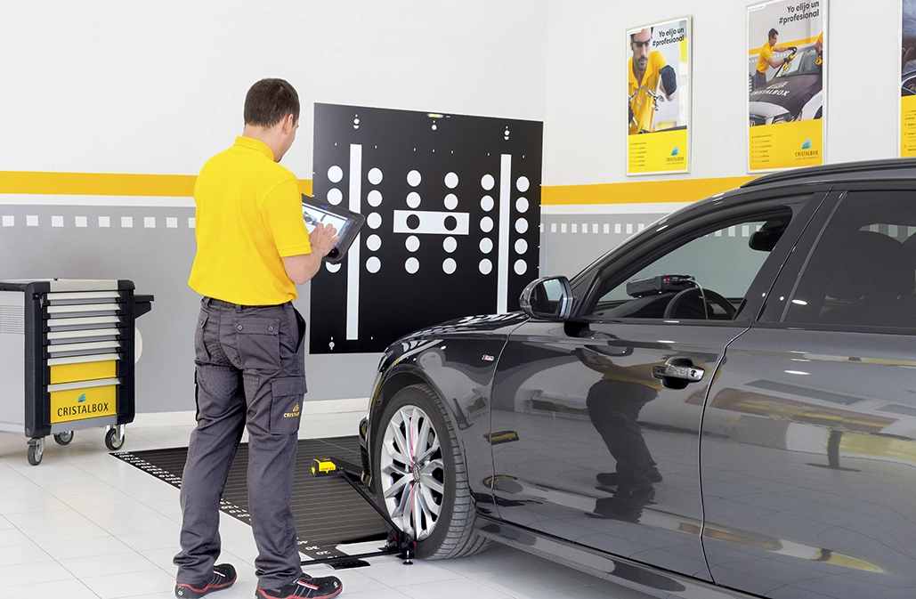 técnico recalibrando el sistema ADAS de un coche