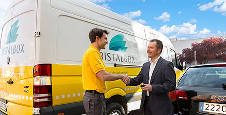 Técnico de Cristalbox recibiendo a un cliente